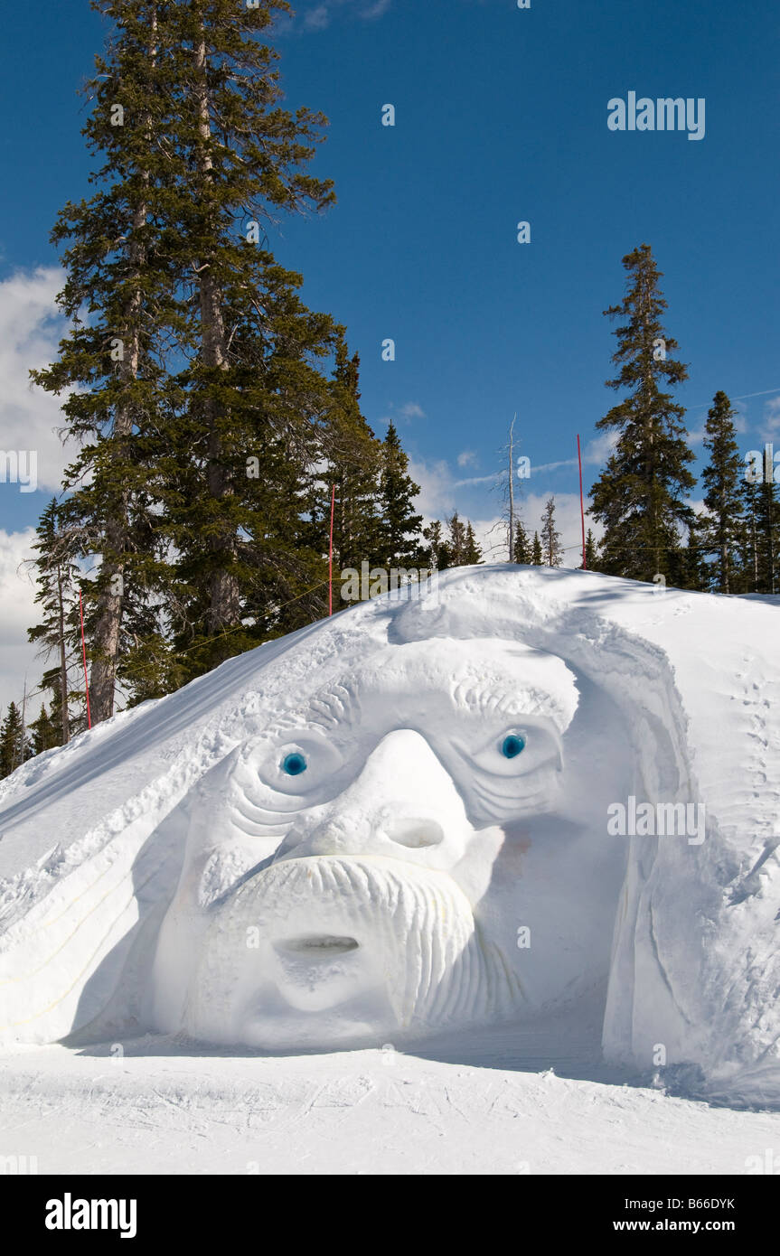 Old Man Winter Schneeskulptur an der Spitze des Cinch Aufzug, Beaver Creek Mountain Resort, Avon, Colorado. Stockfoto
