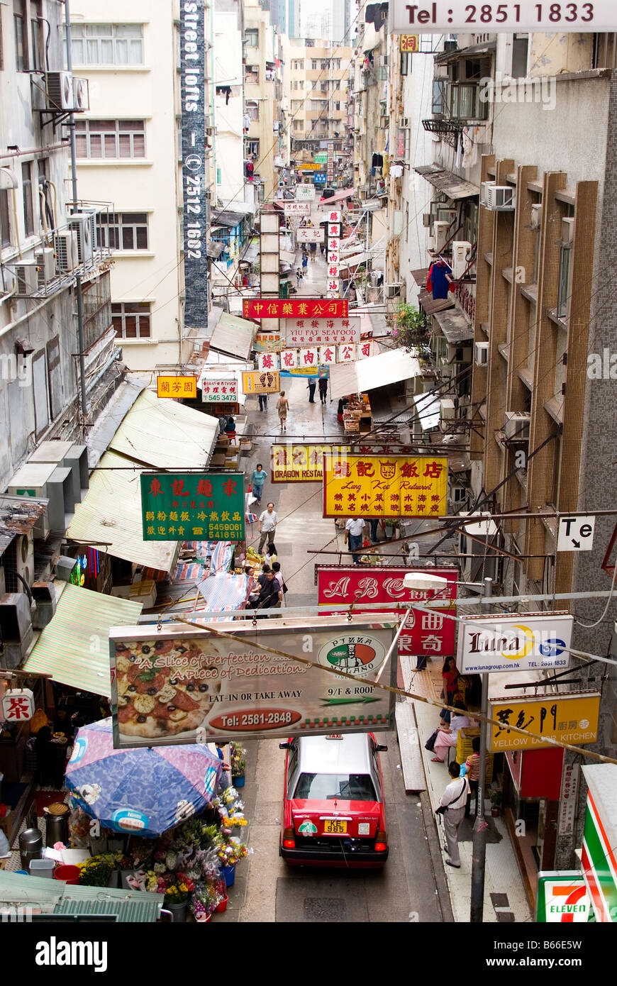 Hong Kong Island Straßenhändler und Fleischmärkte Linie einer belebten Gage-Straße im Stadtteil Soho Stockfoto