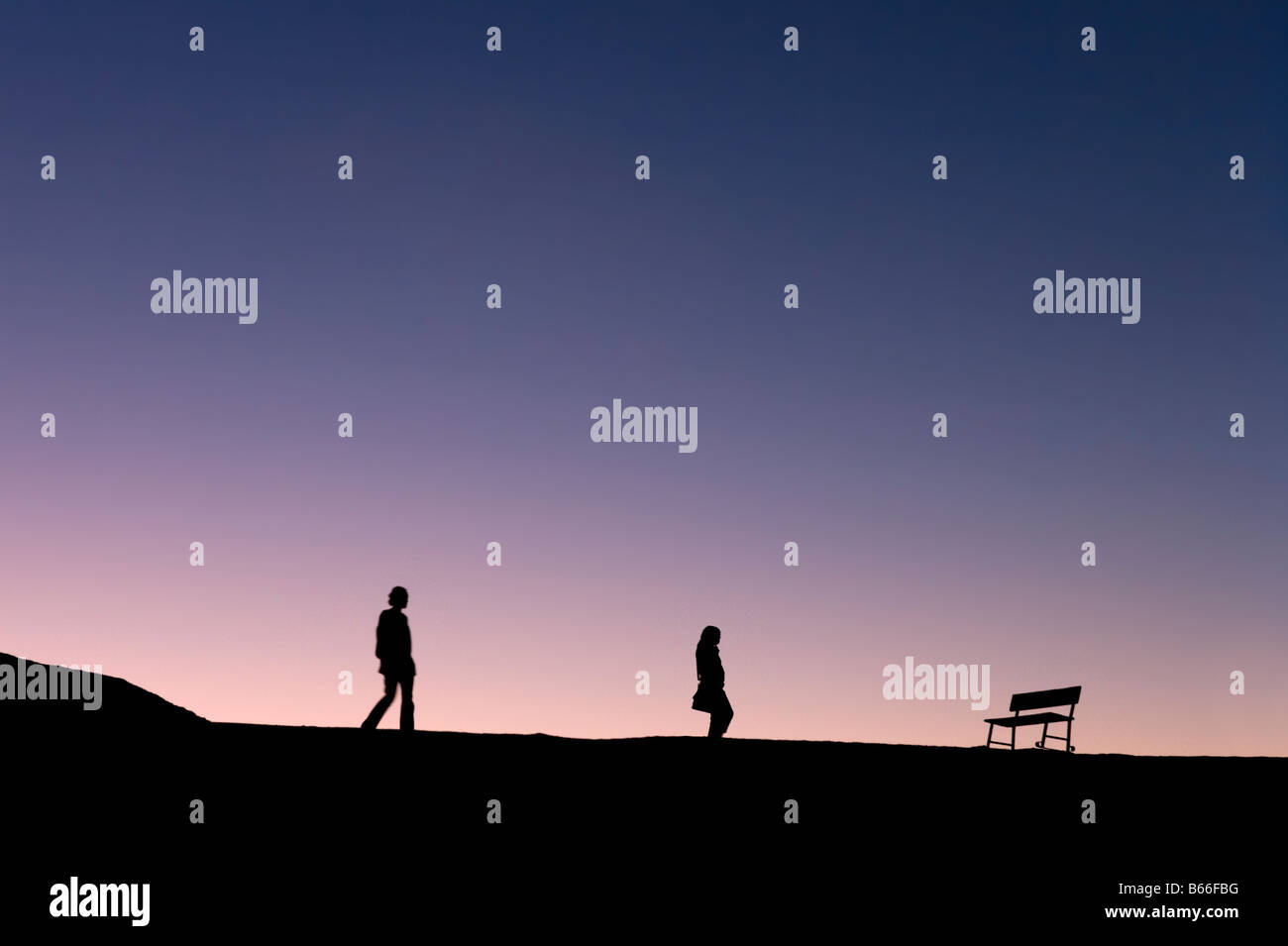 Silhouette der Paare, die über Skyline bei Sonnenuntergang, Zabriskie Point, Death Valley Nationalpark, Kalifornien, USA Stockfoto