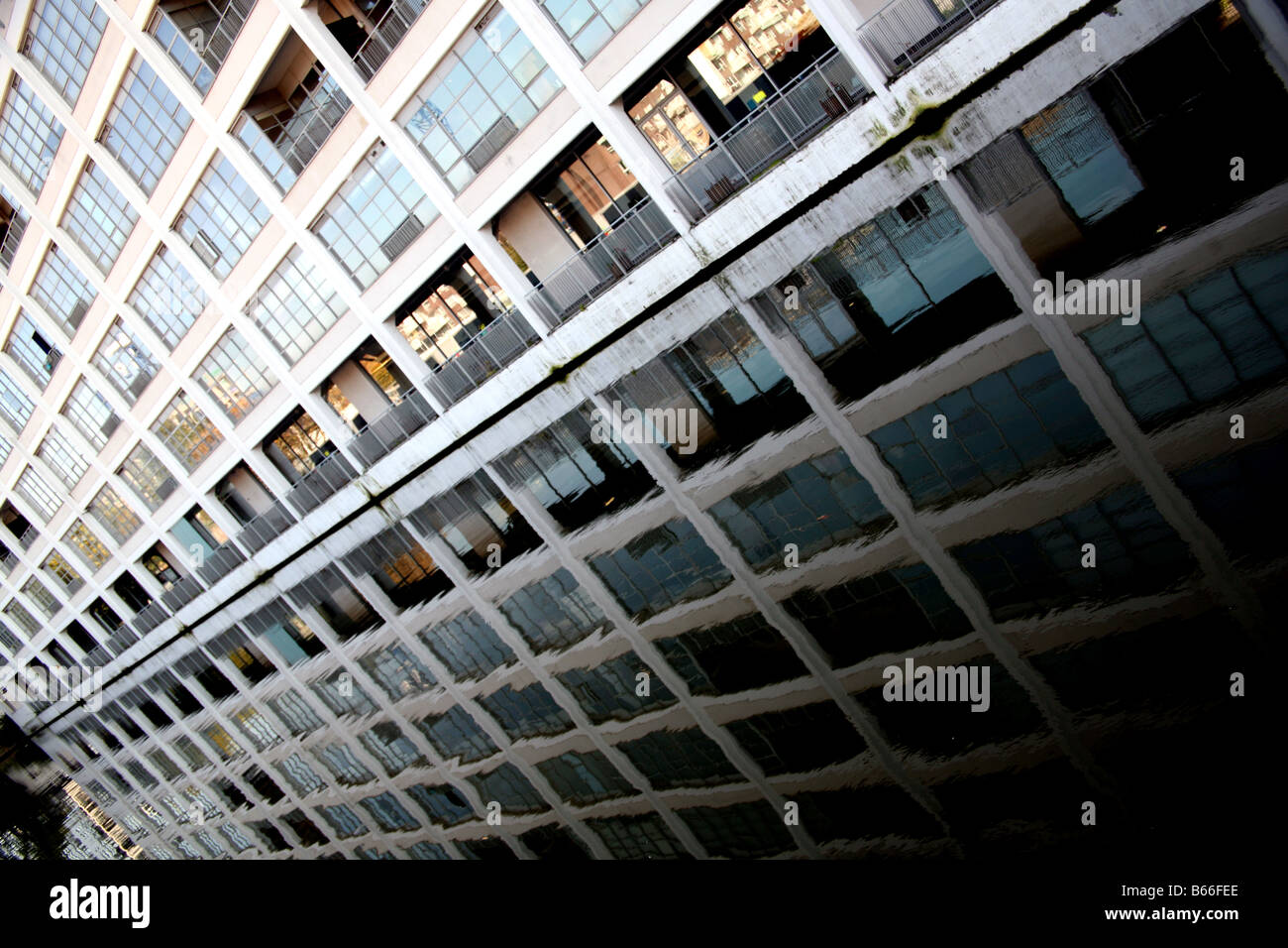 Lager in Wohnungen spiegelt sich im Wasser des Regents Canal, Islington, London umgewandelt Stockfoto