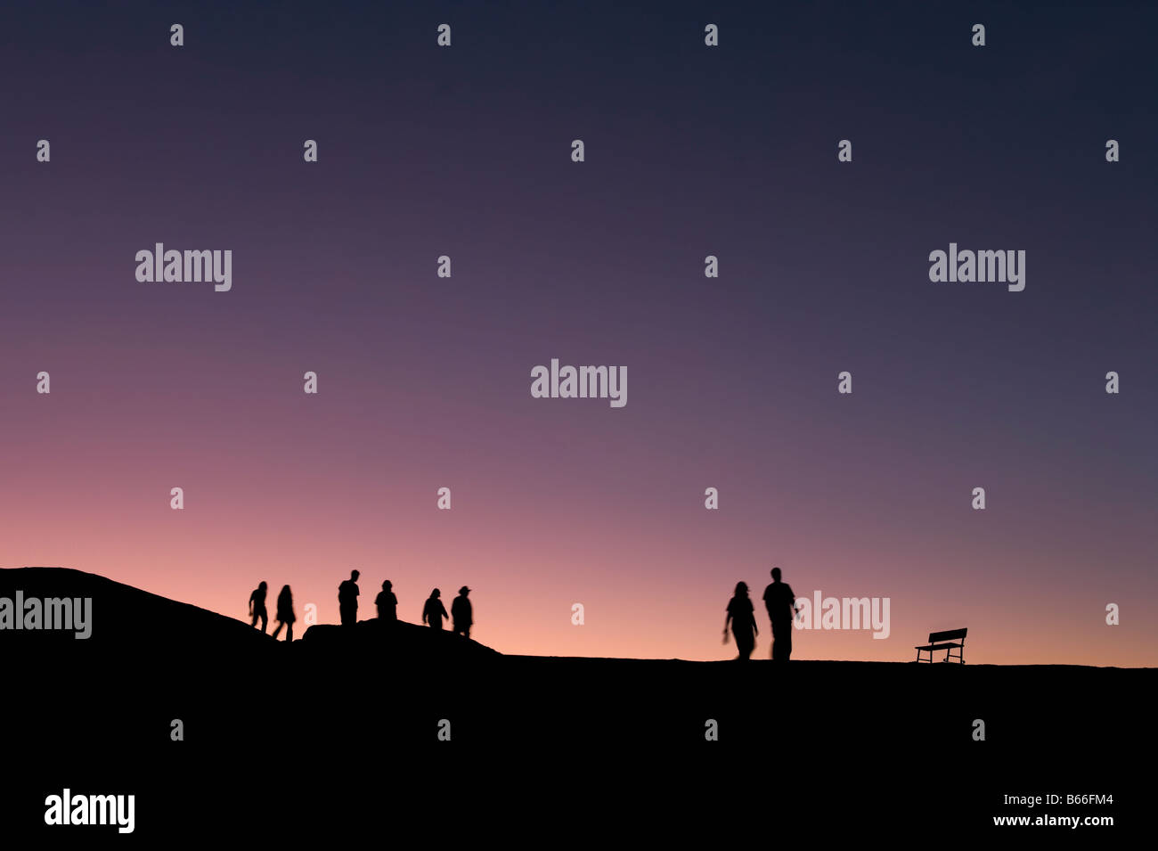 Silhouette des Menschen zu Fuß über die Skyline bei Sonnenuntergang, Zabriskie Point, Death Valley Nationalpark, Kalifornien, USA Stockfoto