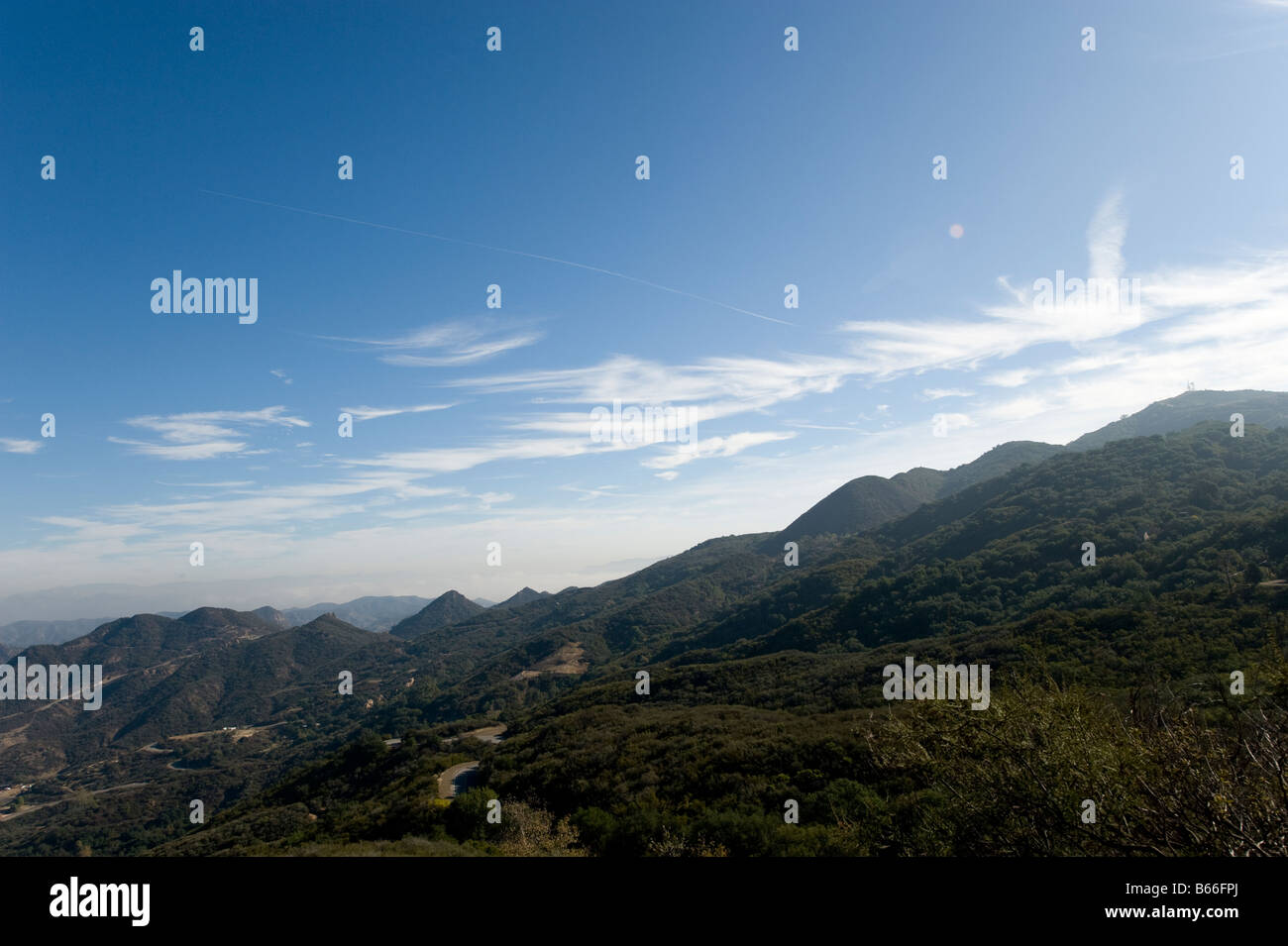 Blick auf die Berge von Santa Monica Mountains aus Mulholland Highway in Südkalifornien Stockfoto