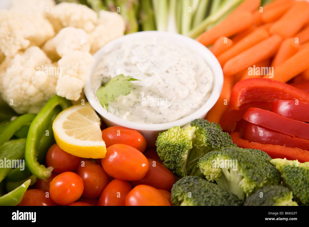 Verschiedene Gemüse mit dip Stockfoto
