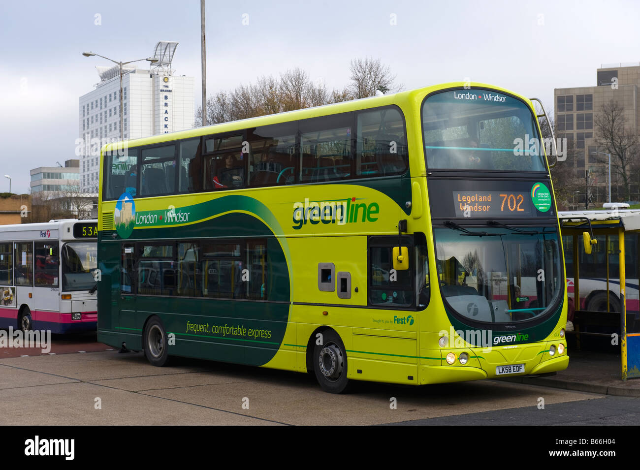 Greenline Doppeldeckerbus am Busbahnhof Bracknell Stockfoto