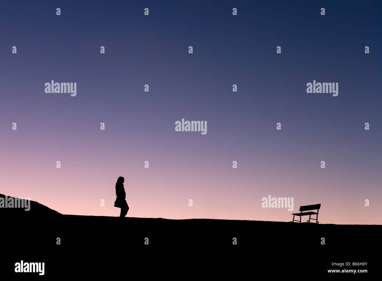 Silhouette des einsamen Mädchen zu Fuß über die Skyline bei Sonnenuntergang, Zabriskie Point, Death Valley Nationalpark, Kalifornien, USA Stockfoto