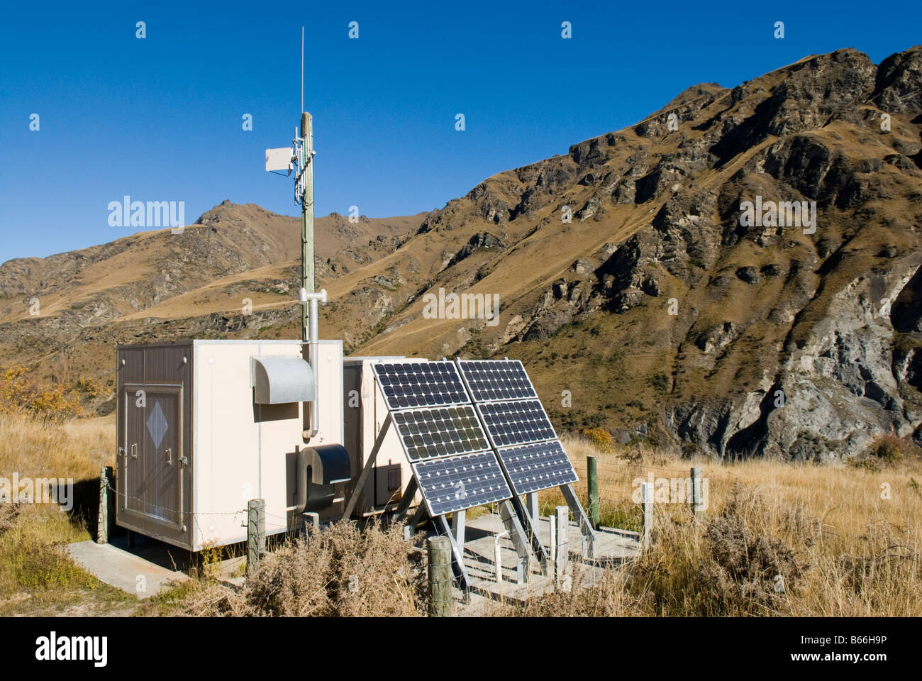 Automatisierte Wetterstation am Maori Point, Skippers Canyon, Central Otago Stockfoto