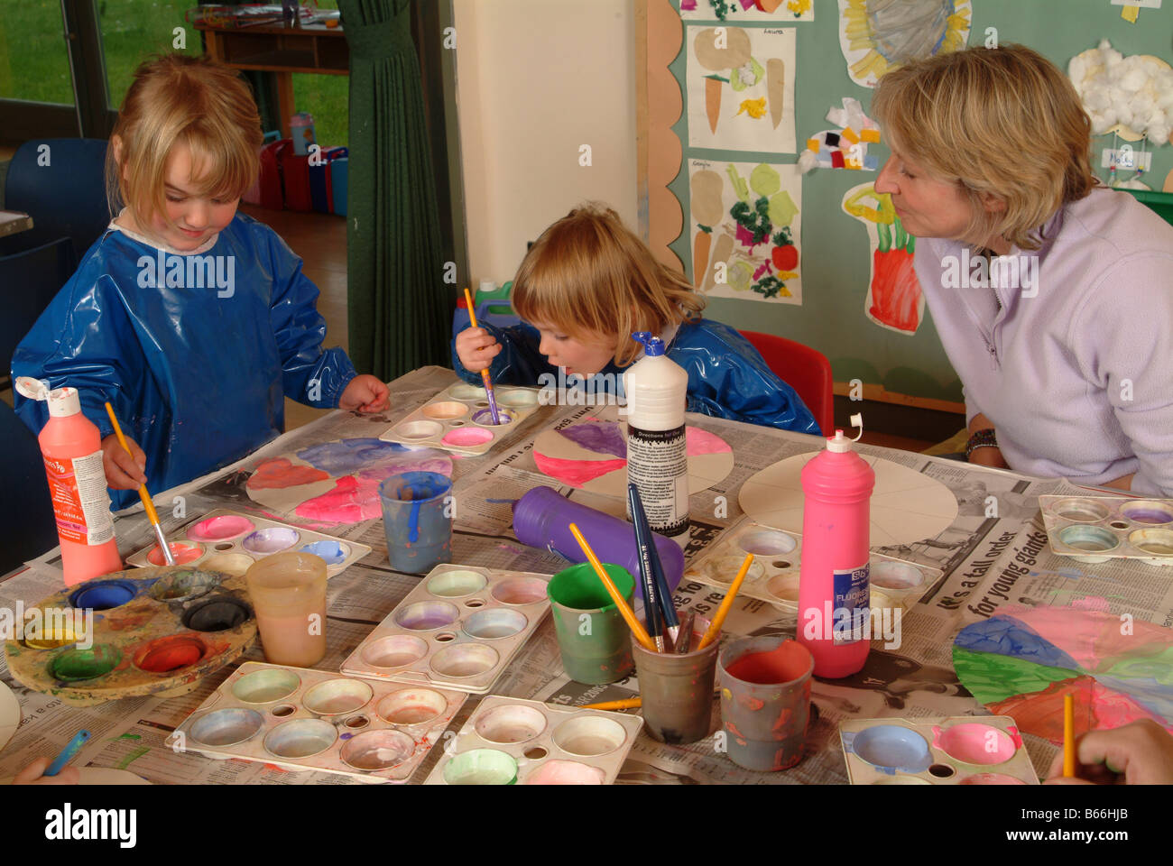  Kinder malen im Kindergarten Stockfotografie - Alamy Bildidee 