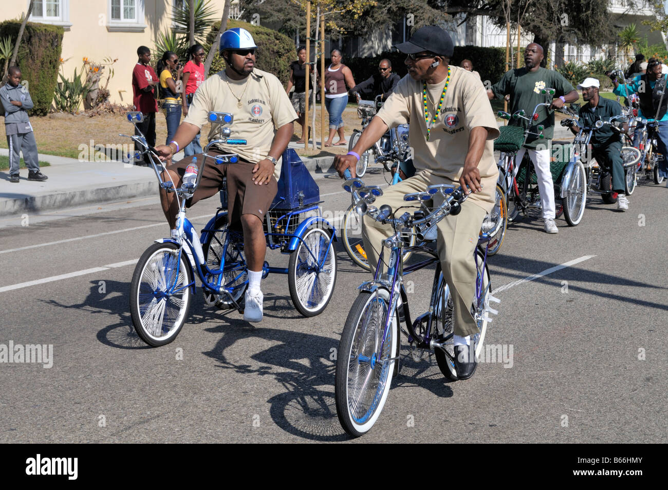 Eine Gruppe von jungen afroamerikanischen Männern sportliche fantastisch fantasievolle Fahrräder Stockfoto