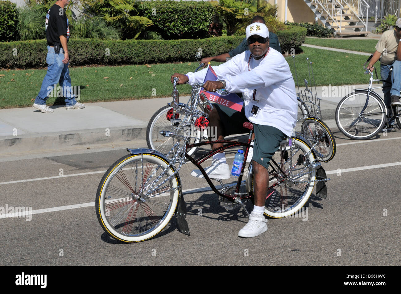 Junge Erwachsene Afroamerikaner Mann zeigt stolz seine fantastisch fantasievolle Fahrrad Stockfoto