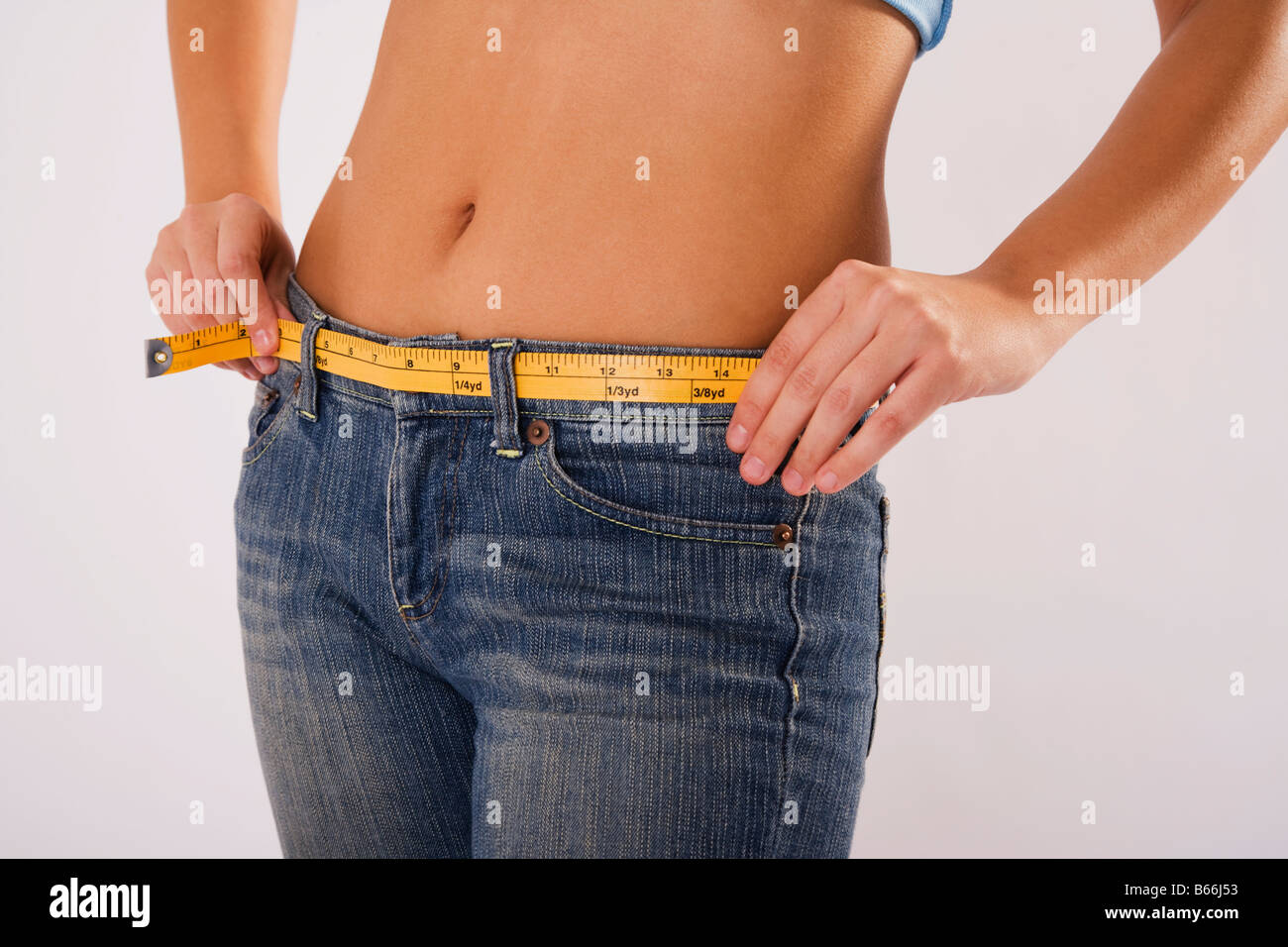 Frau messen Taille mit Maßband, Mittelteil Stockfoto
