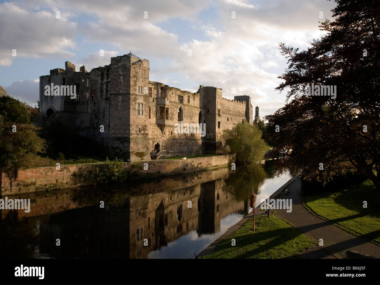 Newark-Burg mit Blick auf den Fluss Trent in der Abenddämmerung Nottinghamshire Stockfoto