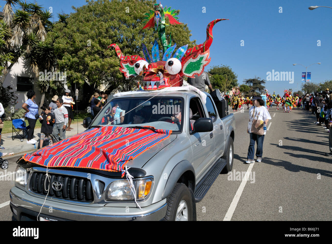 Spektakulär geschmückten LKW wegweisend für ein wunderbar Theatergruppe repräsentieren Bolivianer in Südkalifornien Stockfoto