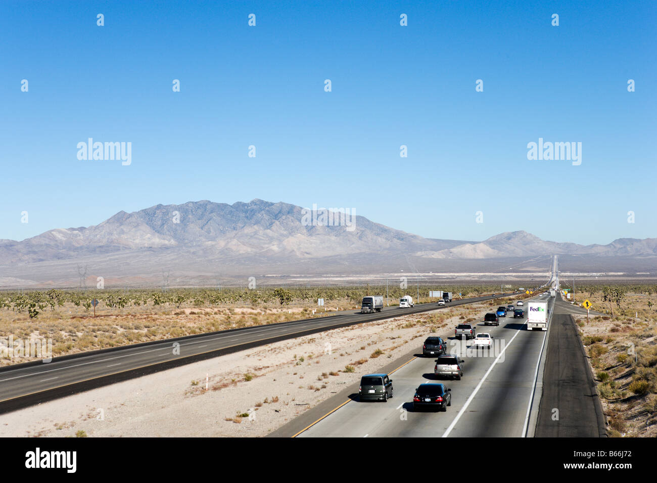 Verkehr auf der Interstate 15 in der Mojave-Wüste zwischen Las Vegas und Los Angeles, Kalifornien Stockfoto