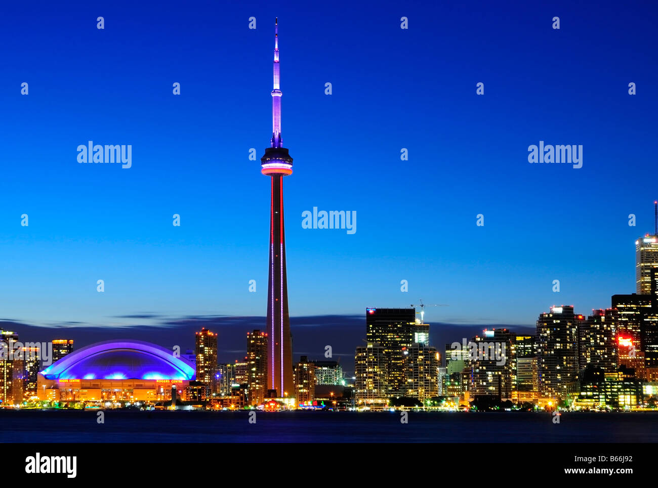 Kanada, Toronto, Ontario, Skyline, CN Tower, Rogers Center und Bankenviertel in der Nacht, anzeigen aus der Toronto Islands Stockfoto