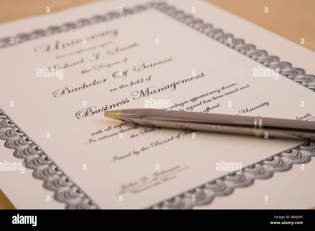 Bachelorzeugnis mit Stift, Nahaufnahme Stockfoto