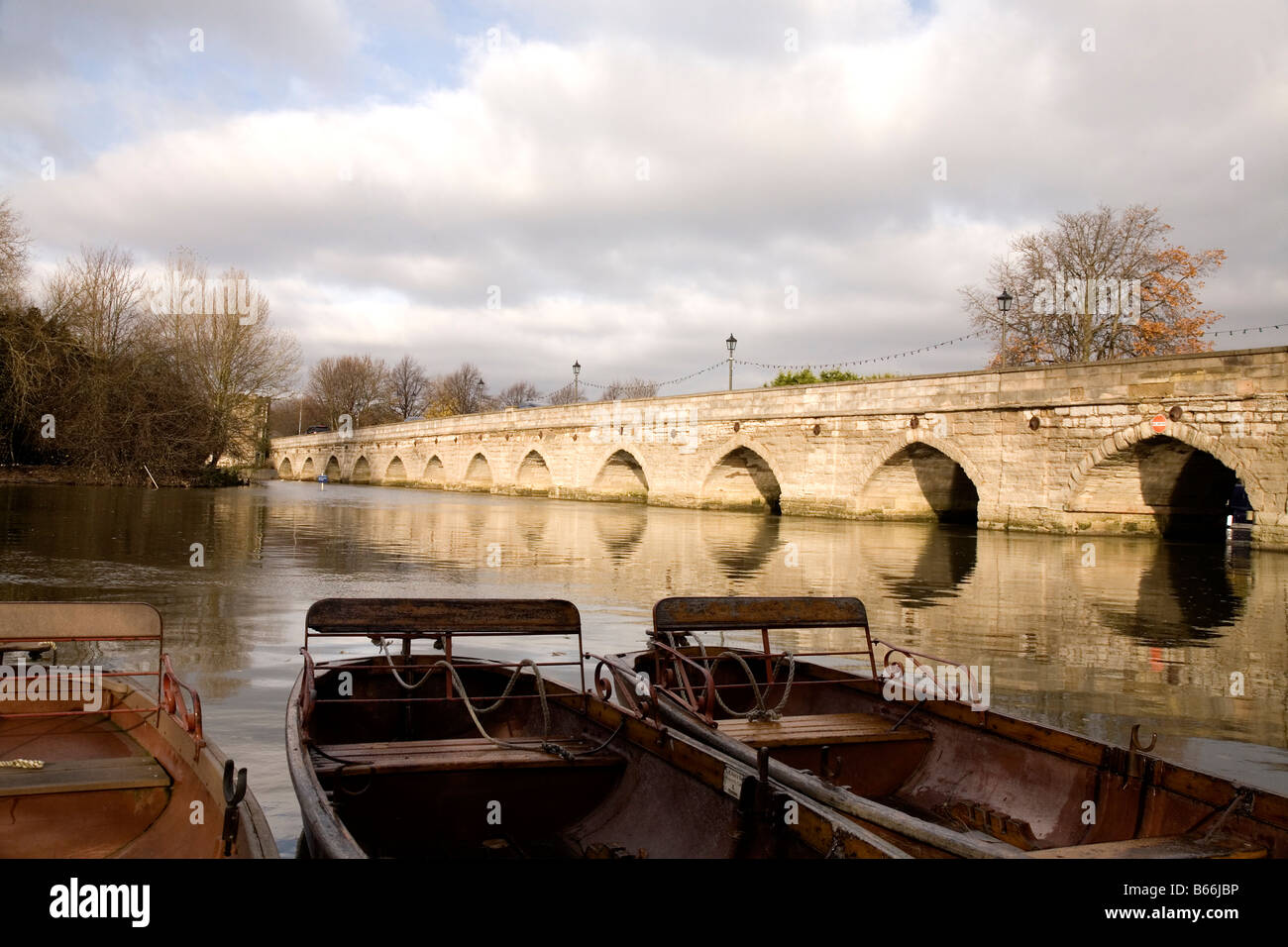 Historic Clopton Brücke über den Fluss Avon in Stratford Warwickshire gesehen aus dem Süden, Westen mit Blick auf die Stadt. Stockfoto