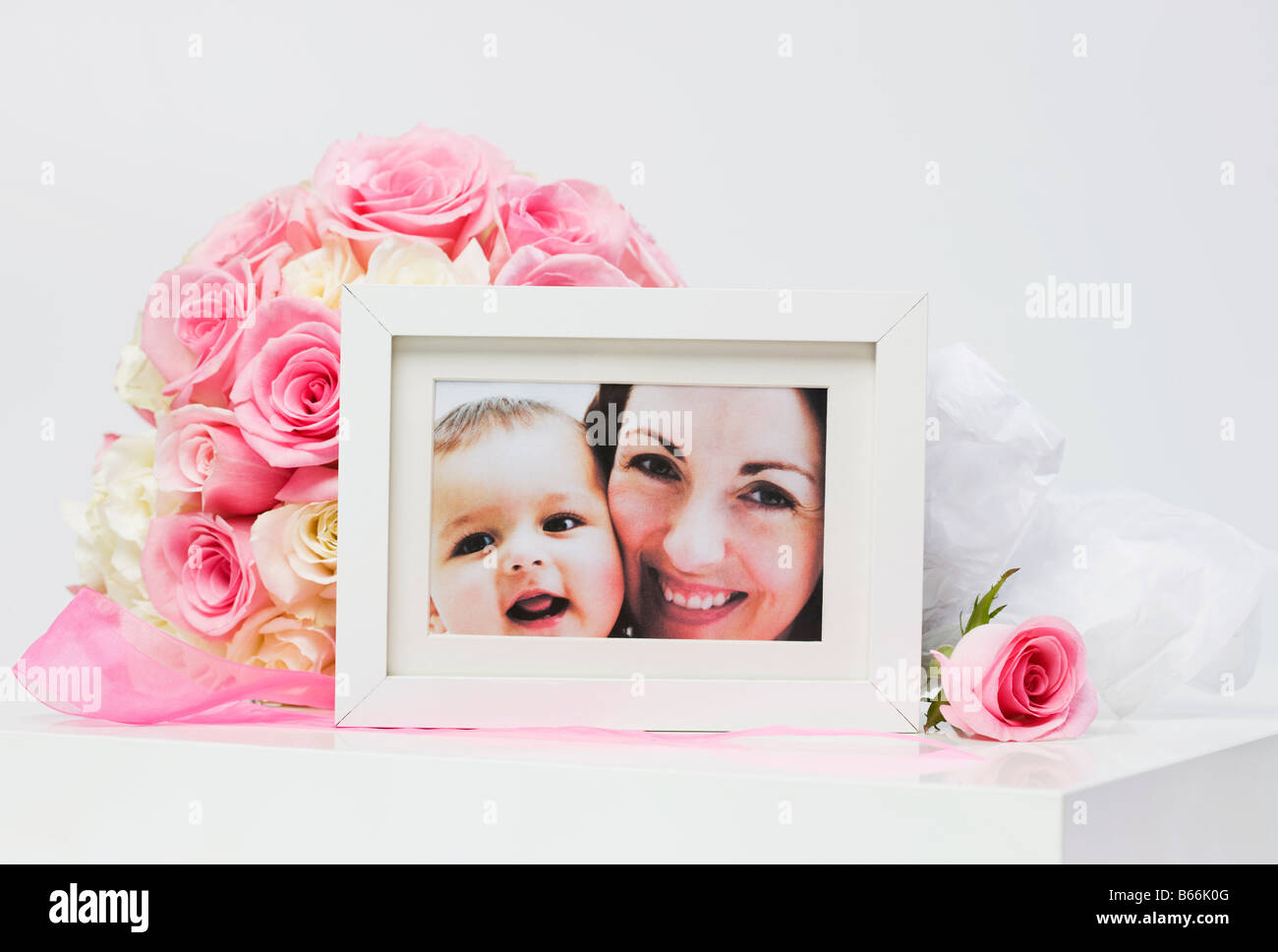 Muttertag Blumen hinter Mutter und Baby Bilderrahmen Stockfoto