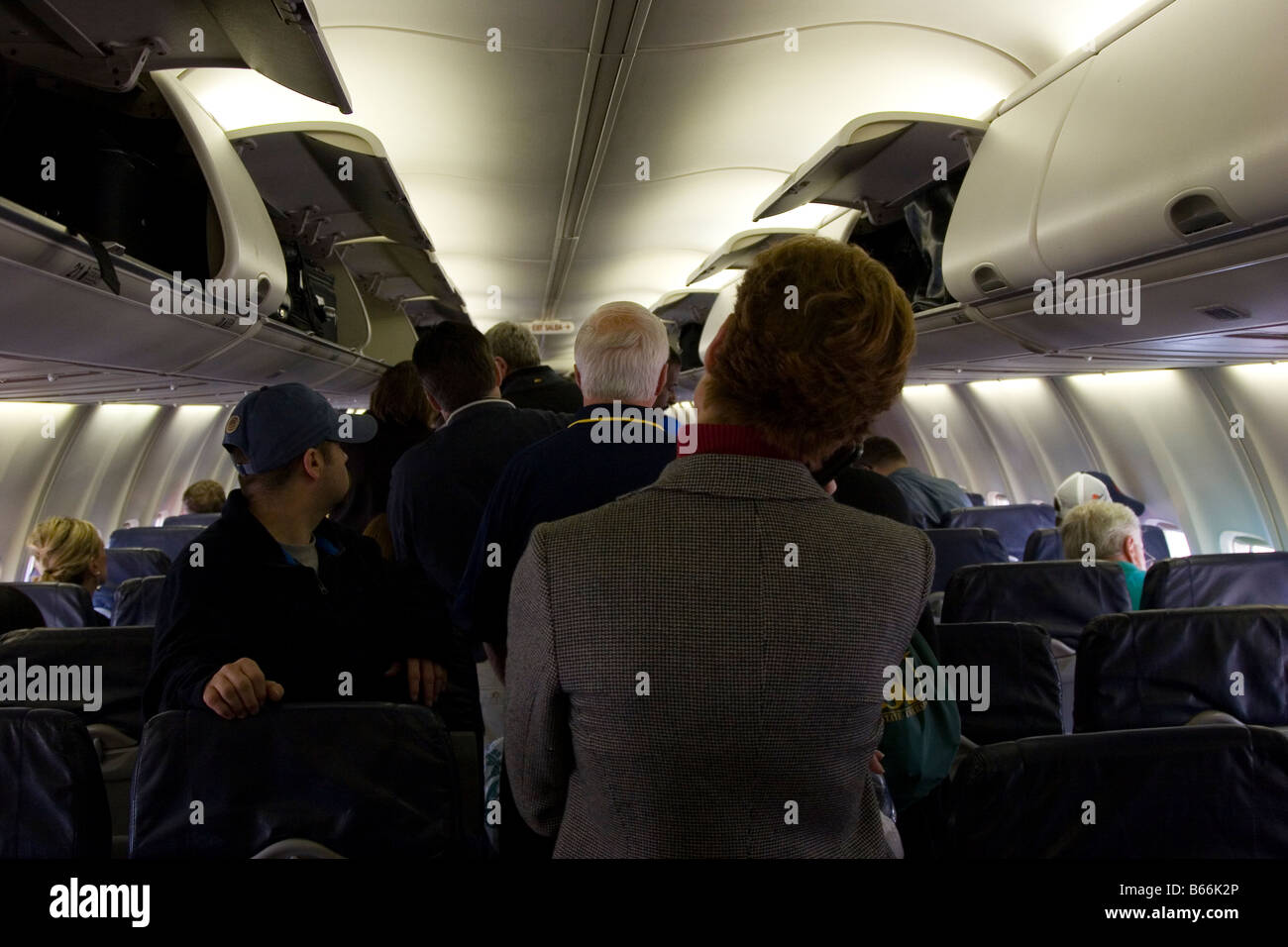 Passagiere, die von kommerziellen Flugzeug aussteigen Stockfoto