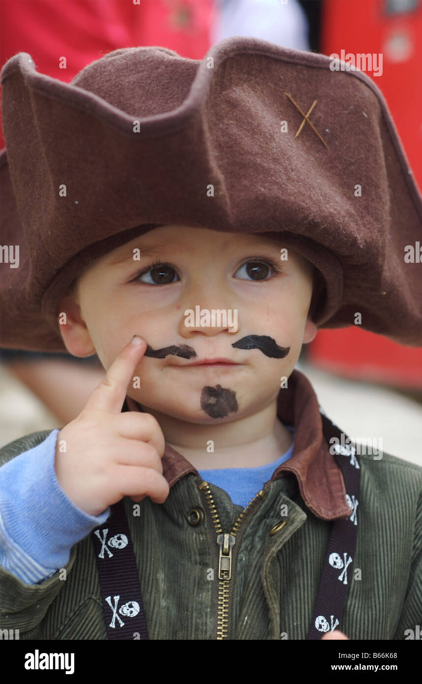 Zwei Jahre alter Junge gekleidet wie ein Pirat mit einem braunen Dreispitz Hut und Schnurrbart bilden. Stockfoto
