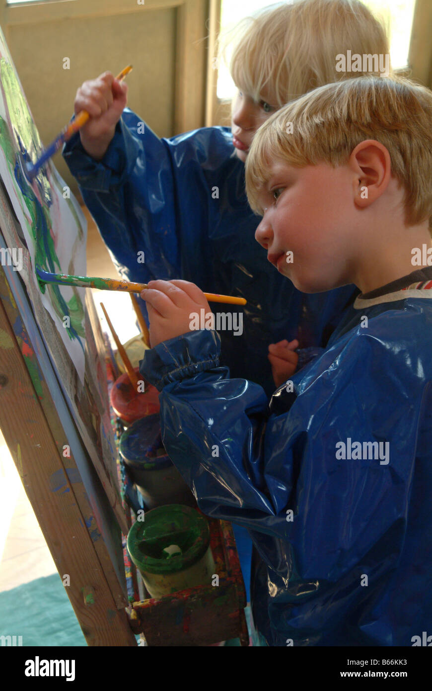  Kleine Kinder malen im Kindergarten Stockfotografie - Alamy 