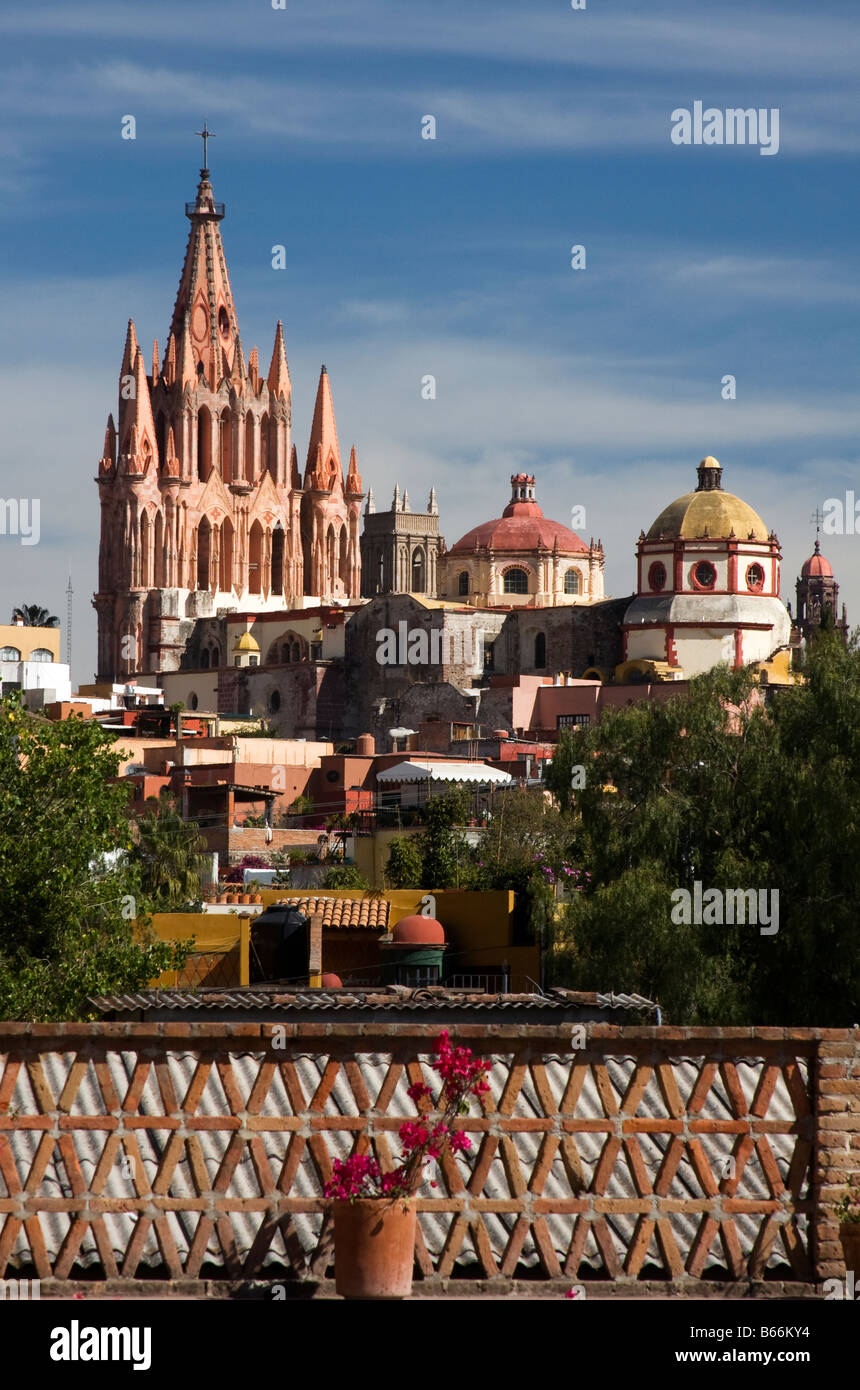 Ein Blick auf zentrale San Miguel de Allende und der Parroquia am Art Institute. Stockfoto