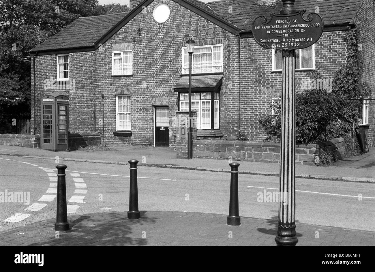 UK England Cheshire Ince Edward VII Krönung Memorial und Dorf k6 Telefonzelle Stockfoto