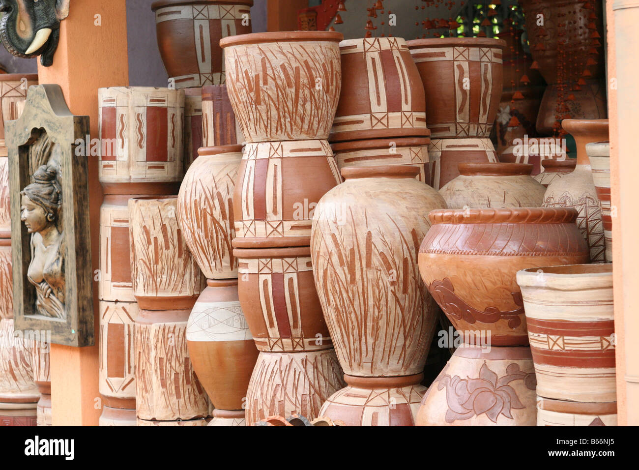 Dekorative Terracotta-Töpfe zum Verkauf an einem Straßenrand stall in Sri Lanka Stockfoto