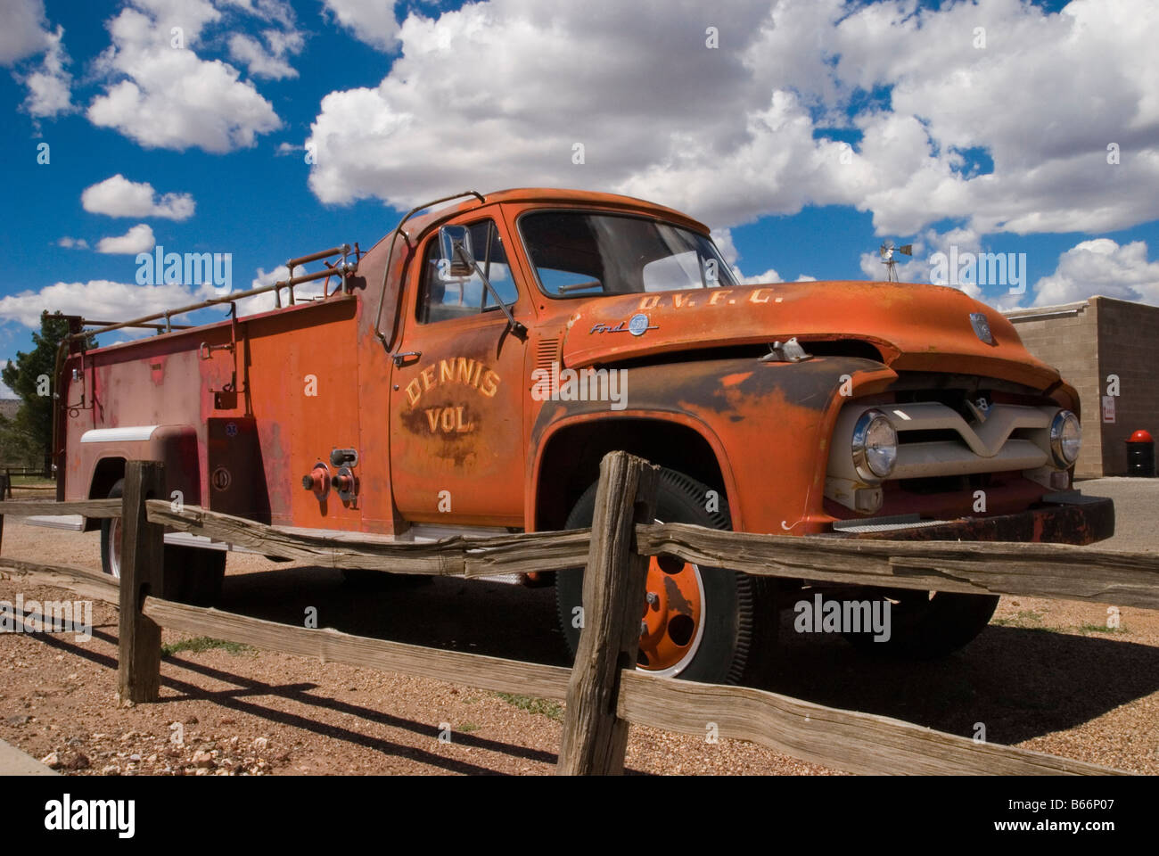 alte Feuerwehr LKW Motor in Route 66, Seligman, mit bewölktem Himmel Stockfoto