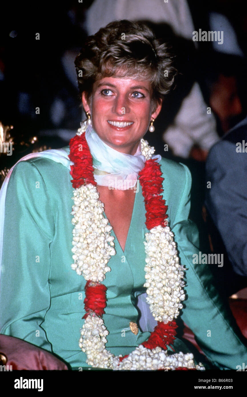 Prinzessin Diana Pakistan trägt eine Girlande aus Blumen Stockfoto