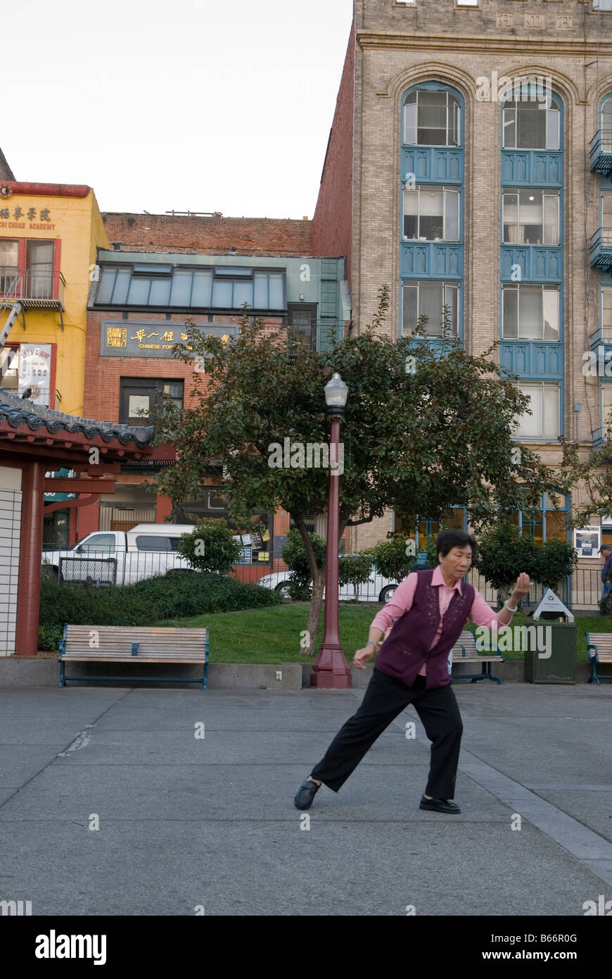 Chinatown Menschen praktizieren Tai Chi auf der Straße in den frühen Morgenstunden Stockfoto