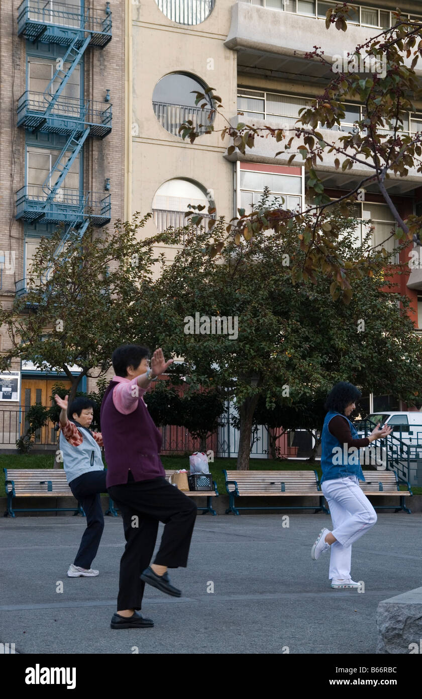 Chinatown Menschen praktizieren Tai Chi auf der Straße in den Morgen Stockfoto