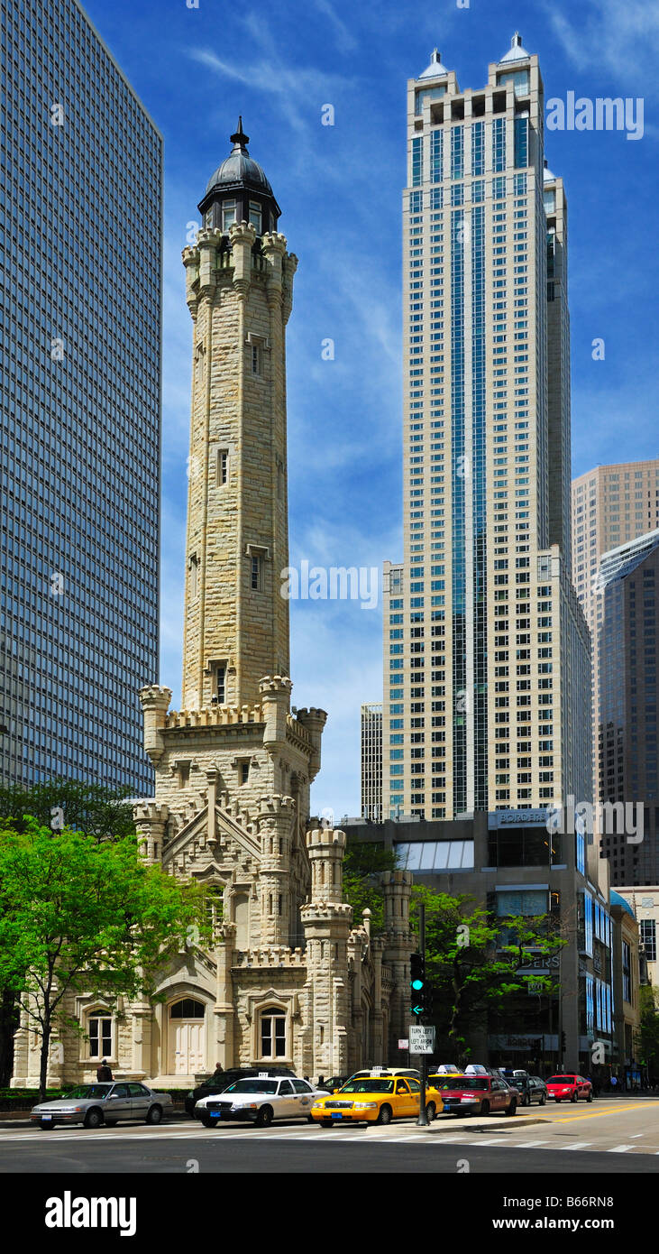 Der berühmte Wasserturm an der Michigan Avenue in Downtown Chicago, Illinois, USA. Stockfoto