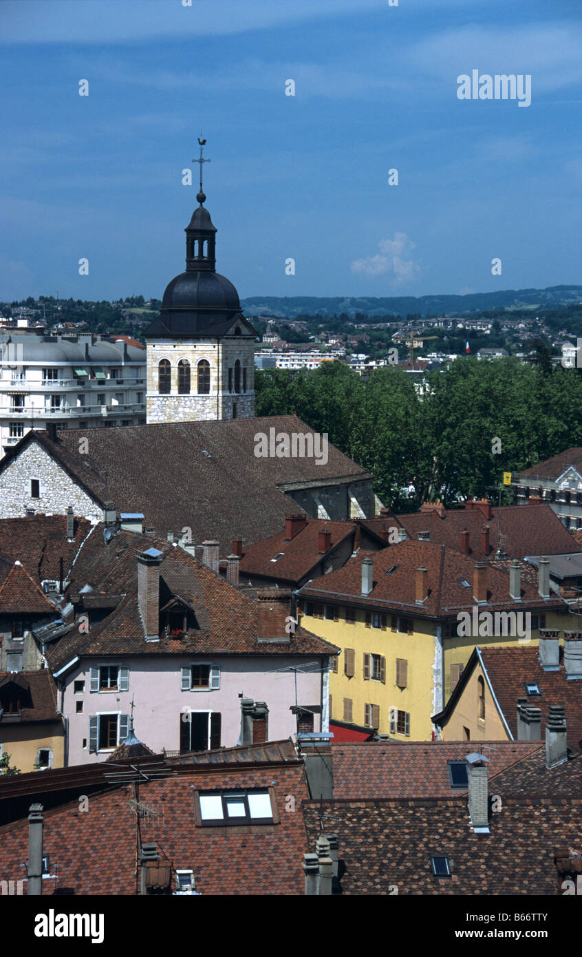 Blick über die Altstadt von Annecy und Saint Maurice Church (c15th), Annecy, Haute Savoie, Frankreich Stockfoto