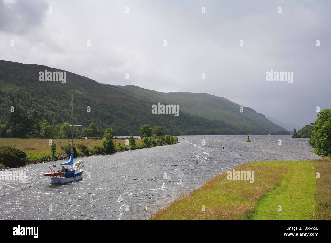 Segelboot auf dem Caledonian Canal Hochland von Schottland Großbritannien UK Stockfoto