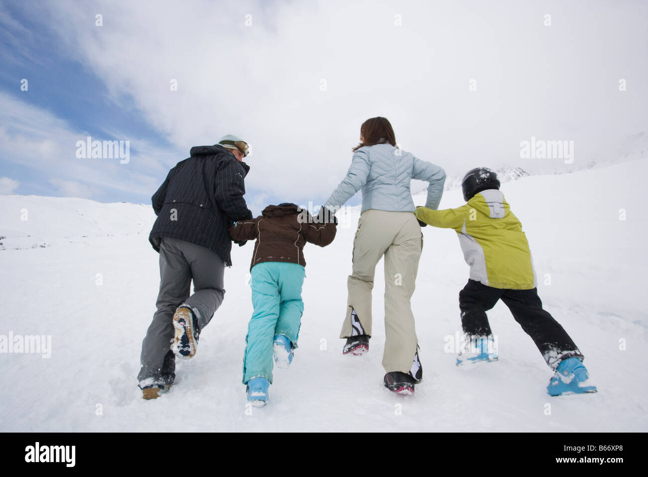 Familie im Schnee Stockfoto