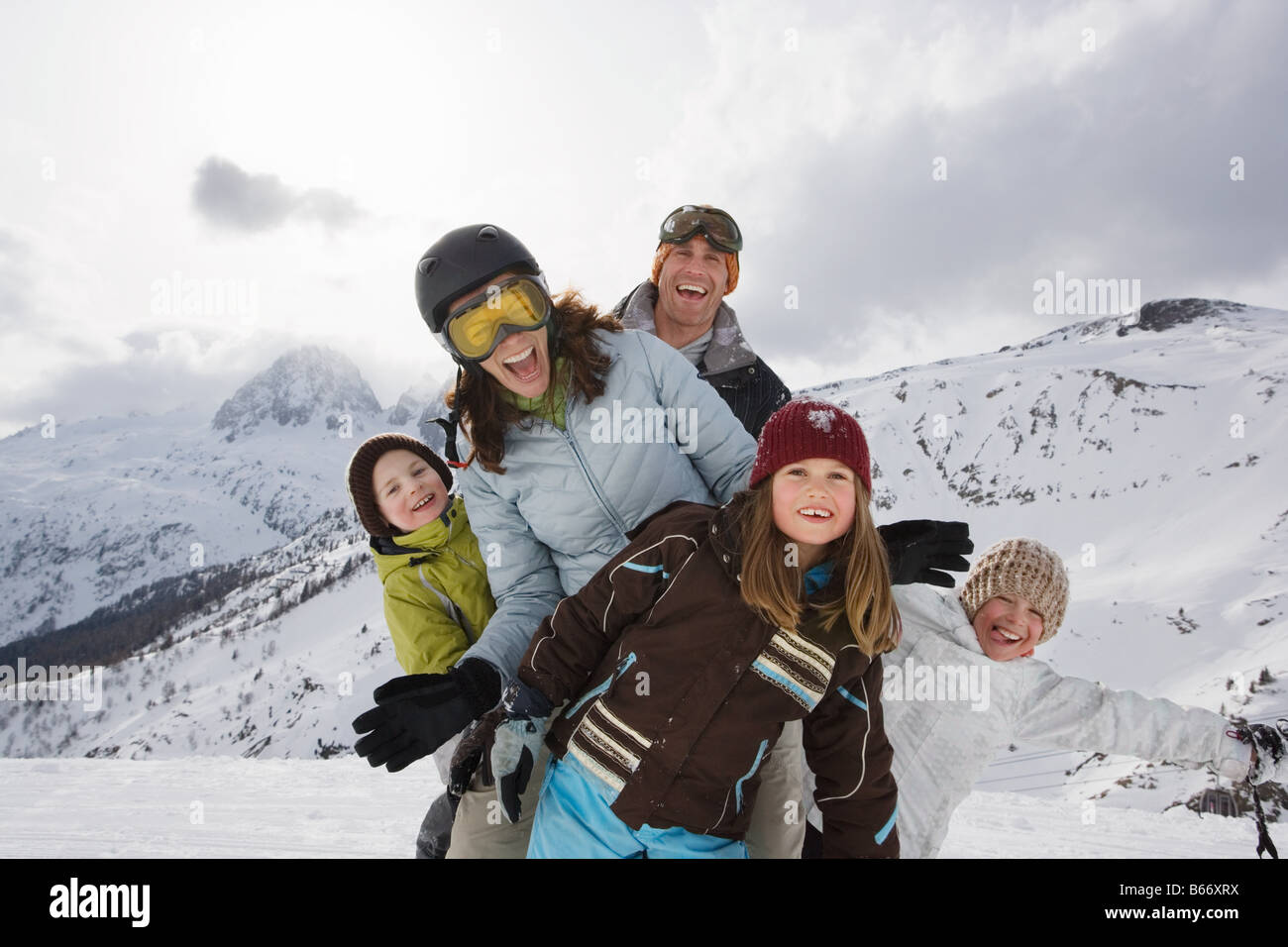 Familie im Skigebiet Stockfoto