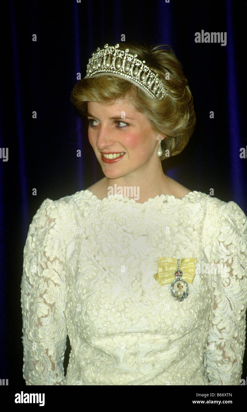 Prinzessin Diana cremefarbenen Seidenkleid tiara Stockfoto
