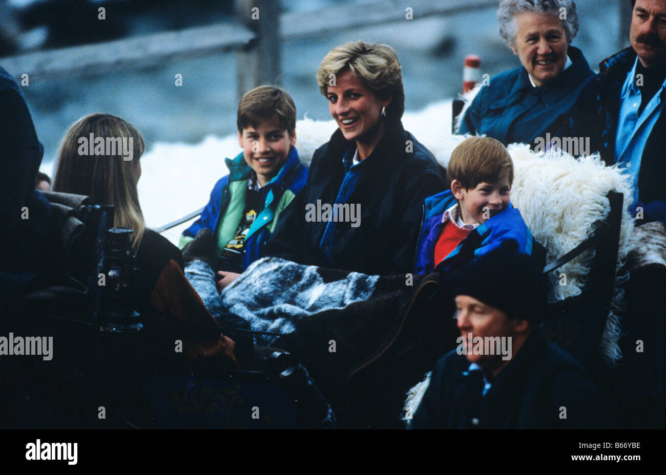 Prinzessin Diana Prince William Prince Harry unter dem Schlitten fahren auf ihren Skiurlaub in Lech Österreich Stockfoto