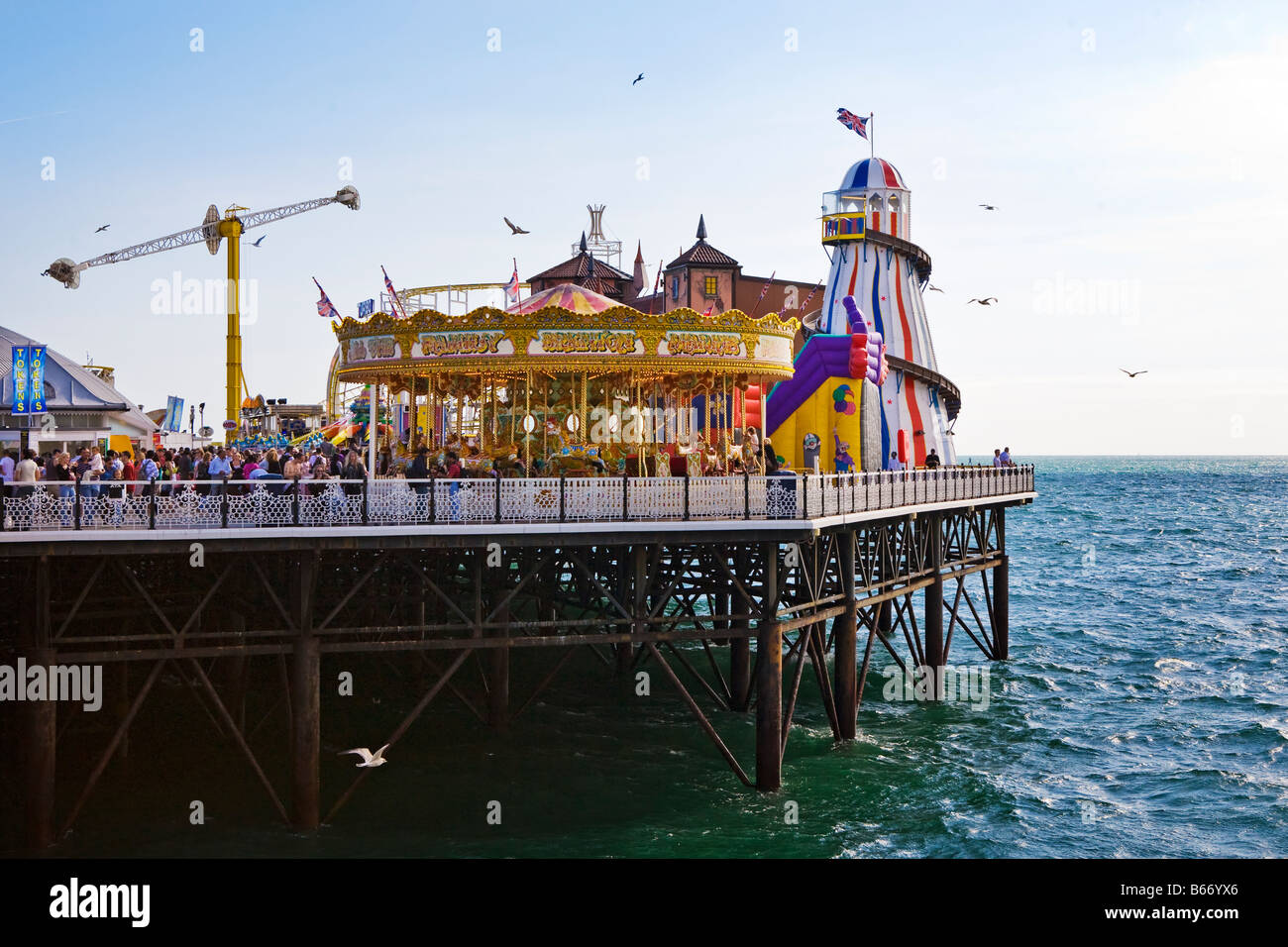 Fahrgeschäfte auf dem Ende der Brighton Pier (Brighton, England) Stockfoto