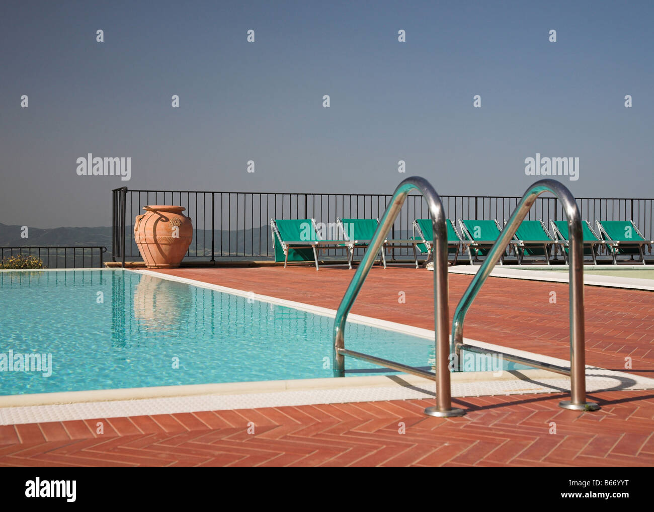 Leere Freibad mit Blick auf fernen Hügeln Stockfoto