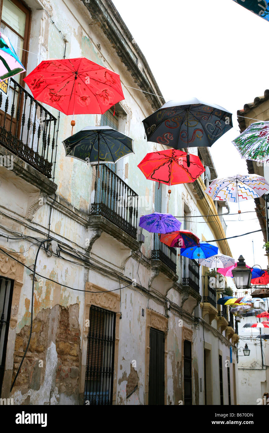 Kunstinstallation von Regenschirmen von Anwohnern in einer Straße in Córdoba, Spanien Stockfoto Kunstinstallation von Regenschirmen von Anwohnern in einer Straße in Córdoba, Spanien Stockfoto