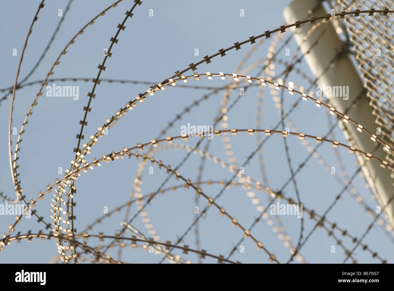 Stacheldraht an einem Gefängnis Zaun Stockfoto