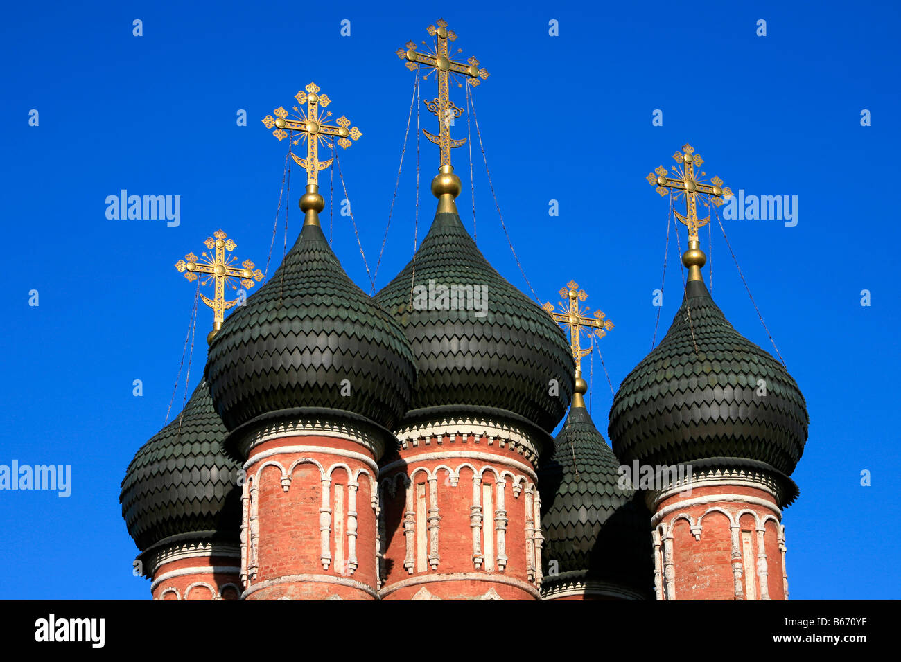 Zwiebeltürme des 14. Jahrhunderts Russisch-orthodoxe Kloster Vysokopetrovsky in Moskau, Russland Stockfoto