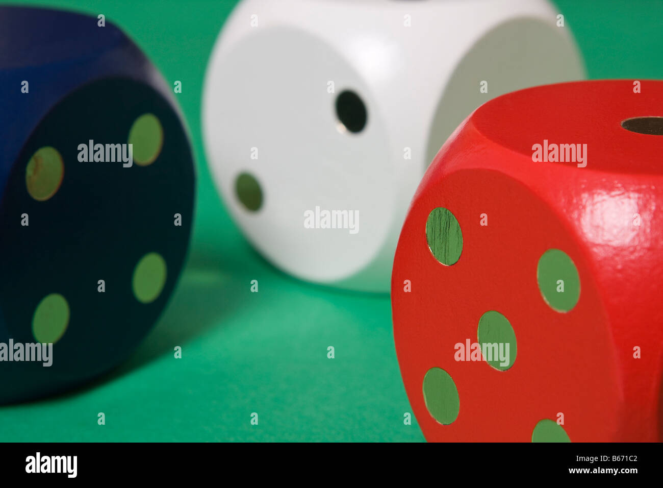 Rot grün weißer würfel -Fotos und -Bildmaterial in hoher Auflösung – Alamy