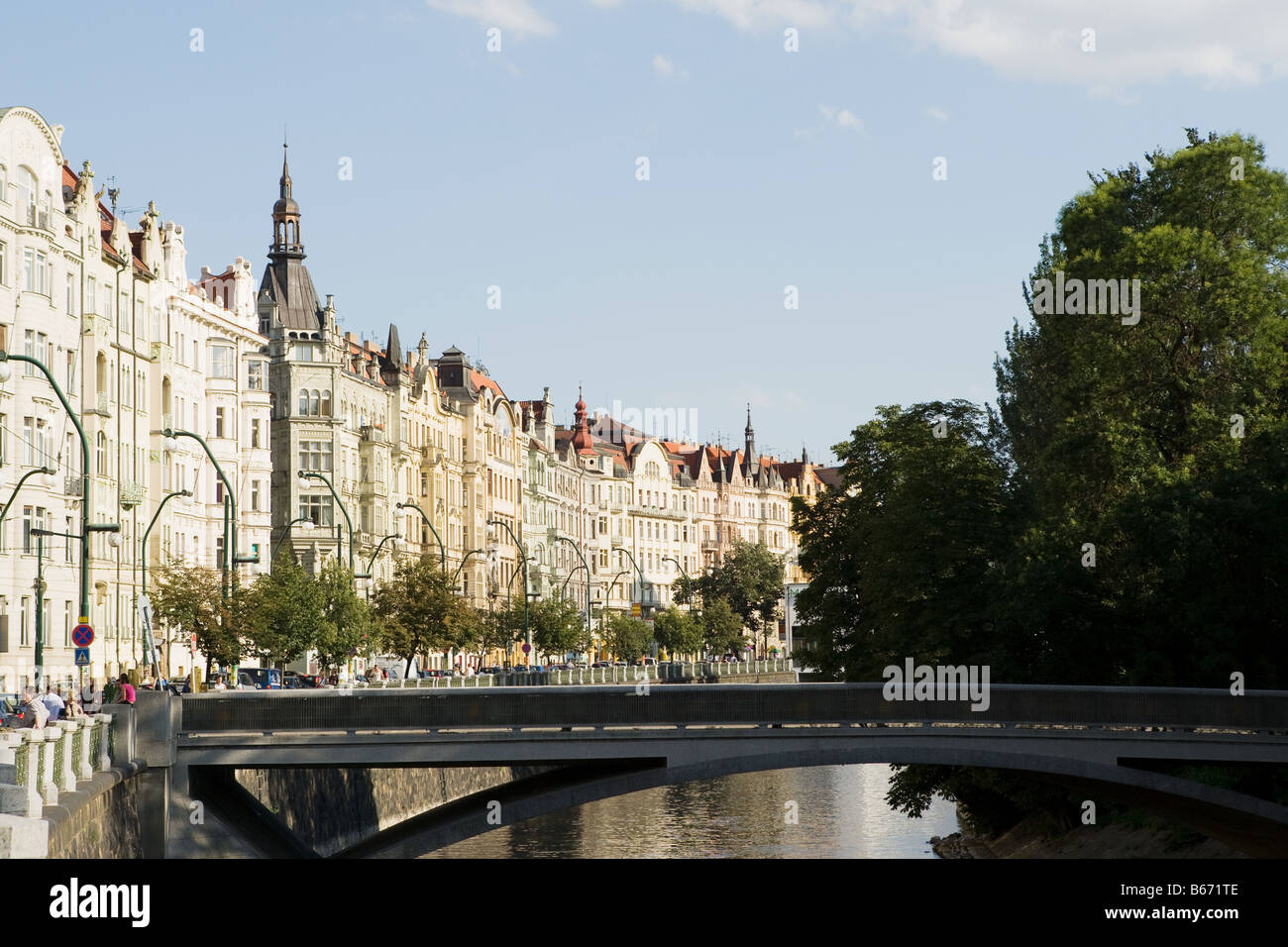 Jugendstil-Bauten und den Fluss in Prag Stockfoto