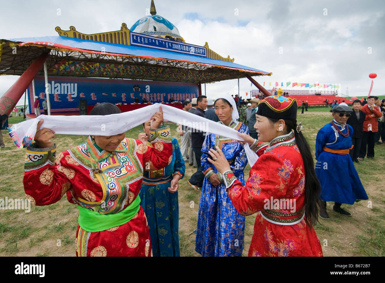 Traditionell gekleidet besuchen ethnischen Mongolen Sommer Naadam-fest, Xiwuzhumuqinqi, Innere Mongolei, China Stockfoto