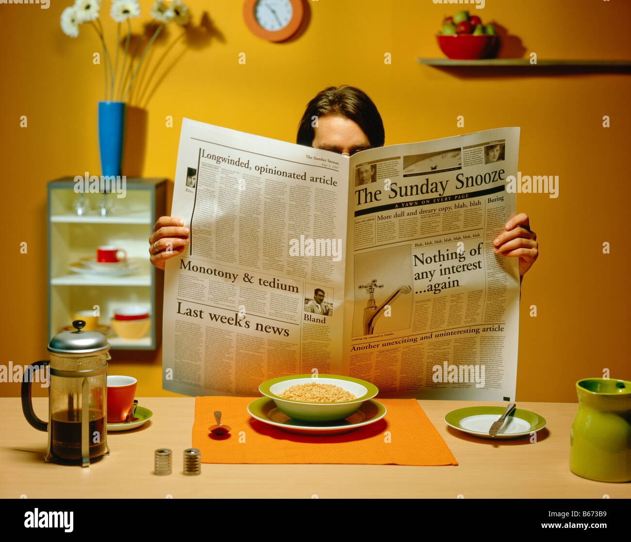 Zeitung lesen Stockfoto