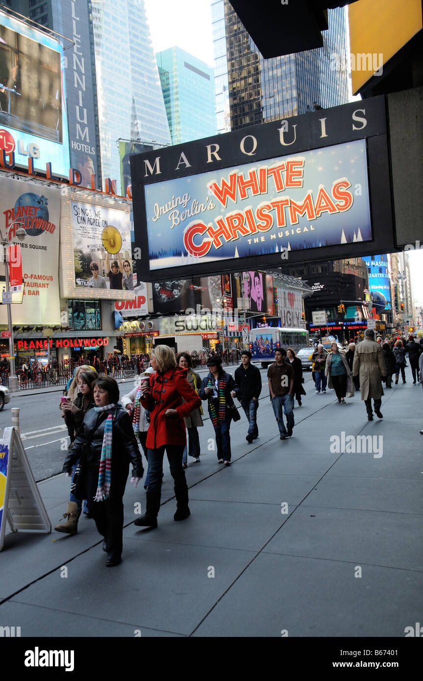 Weihnachts-musical-Produktion zu unterzeichnen, außerhalb der Marquis Theater Broadway New York Amerika USA Irving Berlins White Christmas Stockfoto