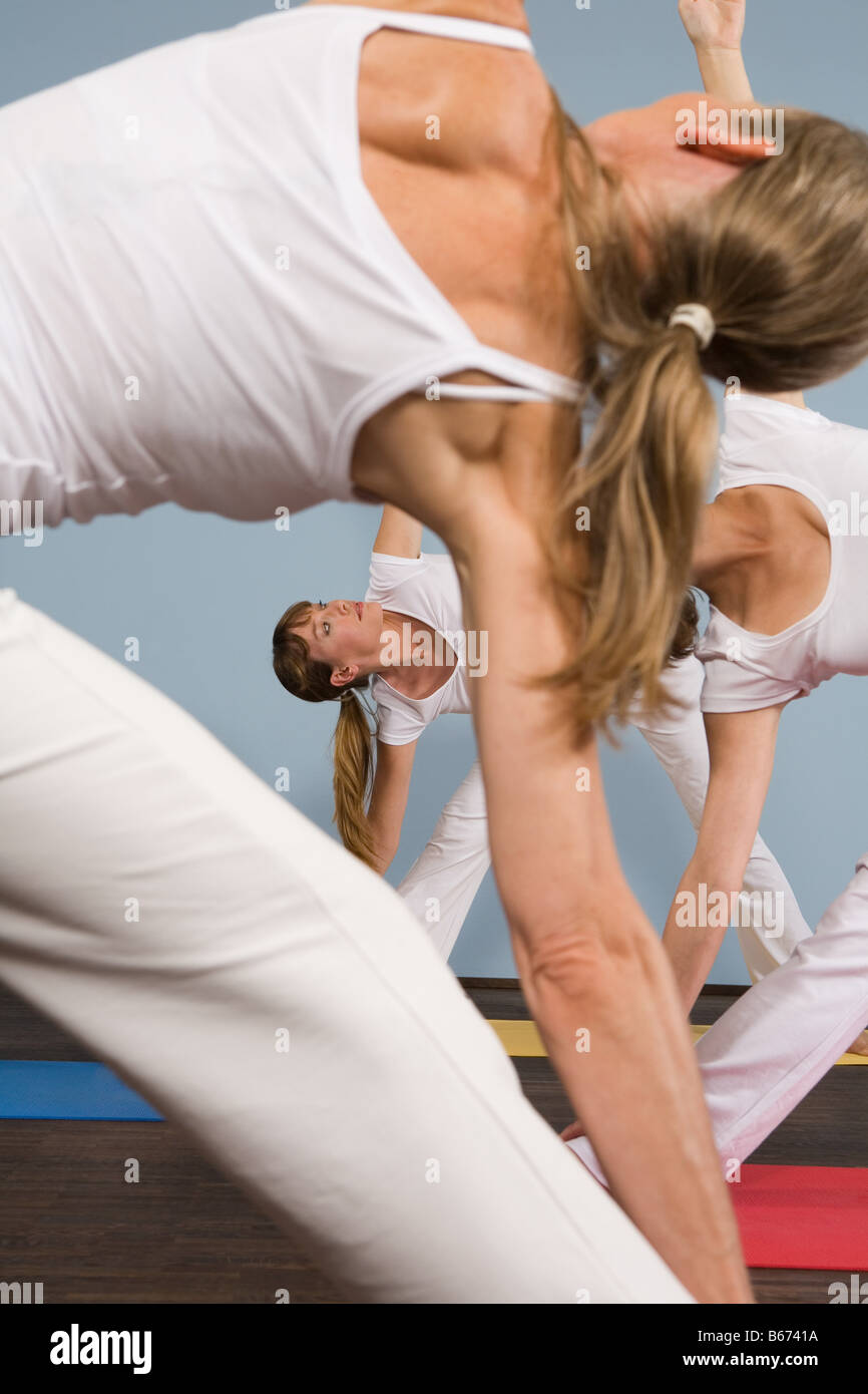 Drei Frauen, die Yoga praktizieren Stockfoto