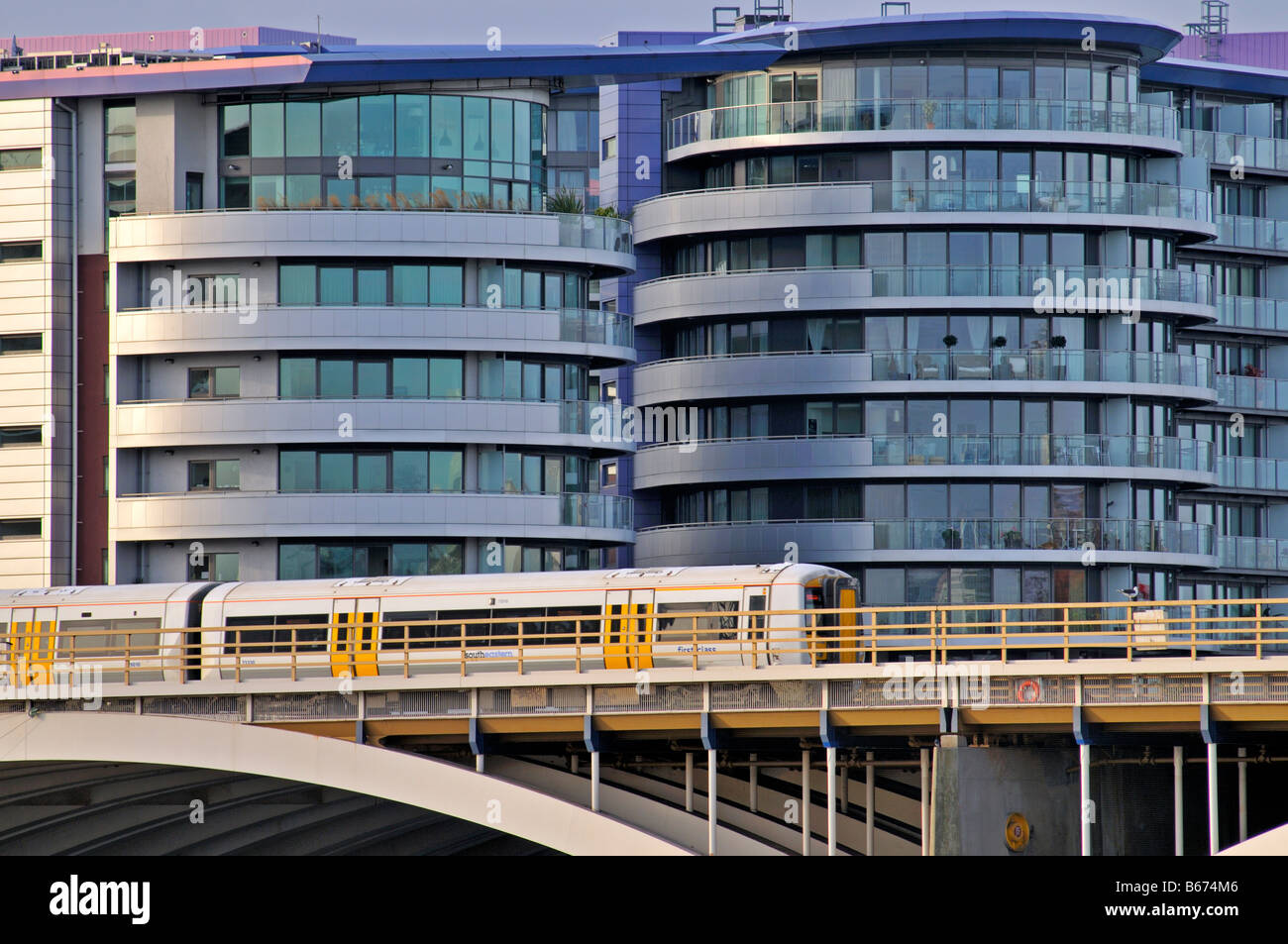 Nahende Victoria-Bahnhof mit Hintergrund der neuen Wohnanlage, London, Vereinigtes Königreich Stockfoto